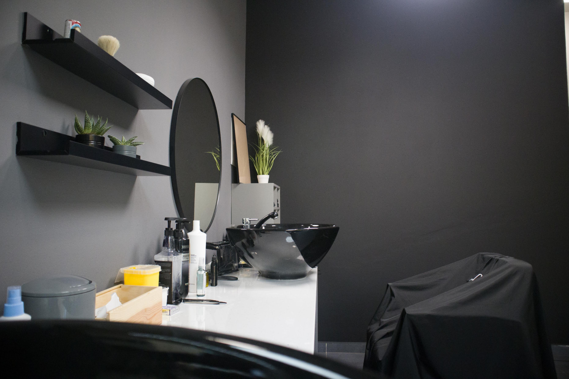 Interiér Barber 4U – umyvadlo, zrcadlo a tmavá stěna